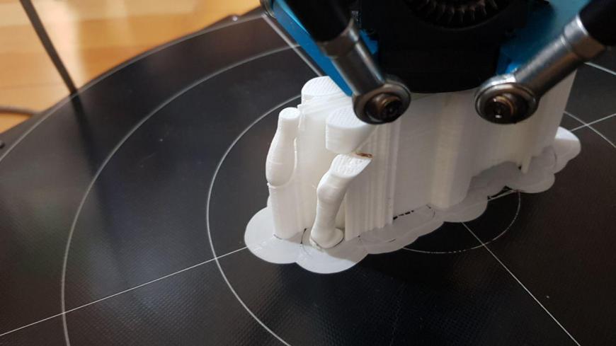 Отрывает деталь вовремя печати