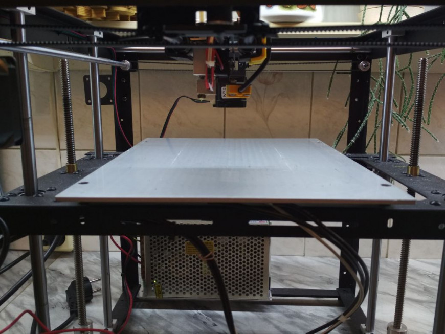 Печать на стекле со штатным индуктивном датчиком уровня стола на Flying Bear P905.