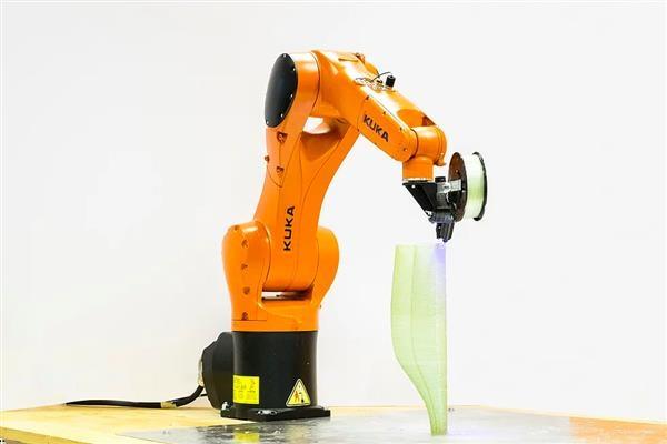 Вокруг света с 3Dtoday: новые фотополимерные смолы Formlabs, промышленные роботы-шелкопряды и расширенная линейка компании Carbon