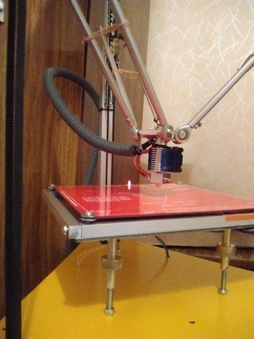 3D-принтер Delta  на мебельных направляющих.