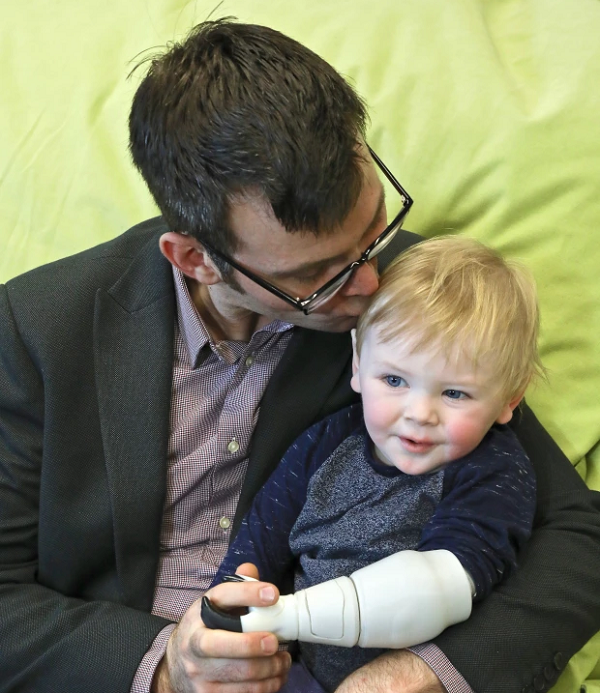 Британский учитель создал уникальный 3D-печатный протез руки для двухлетнего сына