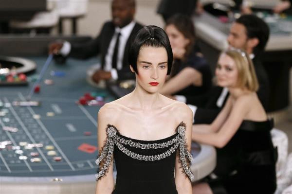 Модельер Карл Лагерфельд представил 3D-печатный костюм Chanel на Неделе моды в Париже
