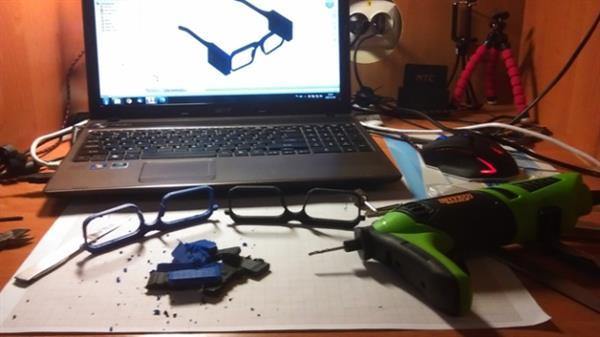 Умные 3D-печатные очки от Parsee помогают слепым людям различать цвета, формы и предметы Умные 3D-печатные очки от Parsee помогают слепым людям различать цвета, формы и предметы