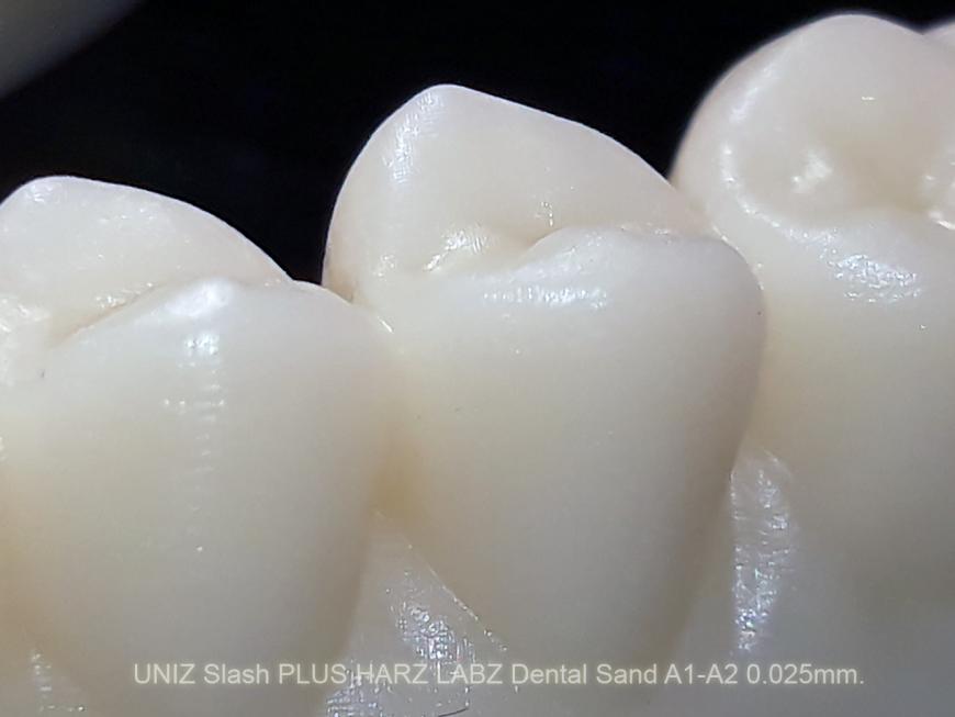 Элайнеры слоем 0.025 на UNIZ Slash PLUS из HARZ LABZ Dental Sand A1-A2