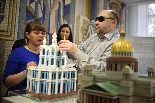 В Новосибирске проходит выставка «Зримый Петербург» для людей с нарушениями зрения