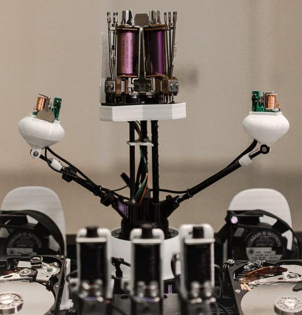 Немецкий музыкант создает аналоговое техно с помощью роботов и 3D-печати