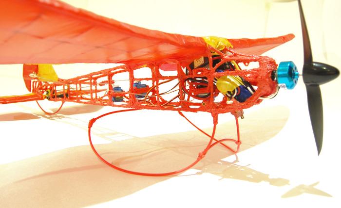 Британский дизайнер создал автомобиль и самолет на дистанционном управлении с помощью 3Doodler