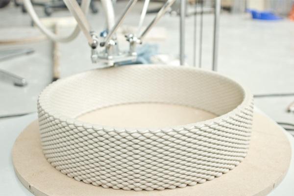 Художник собрал дельта 3D-принтер высотой 1,5 метра для печати керамических изделий
