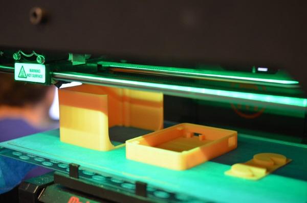Делайте гелевый маникюр дома с помощью 3D-печатной УФ-лампы