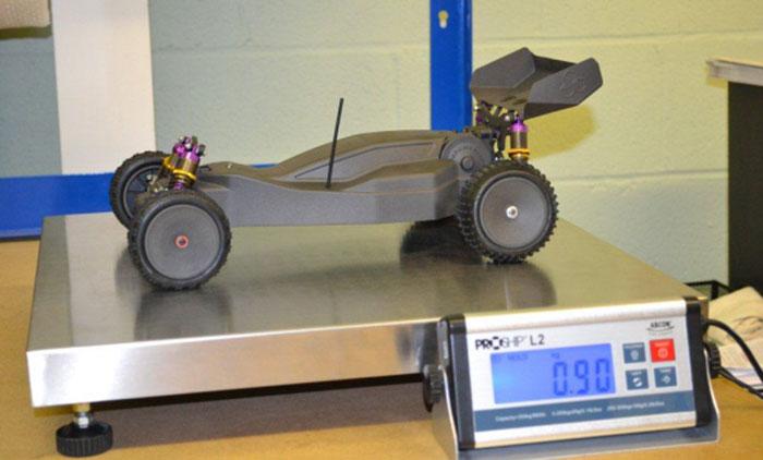 3D-напечатанная радиоуправляемая модель машины, изготовленная из материала армированного углеродным волокном