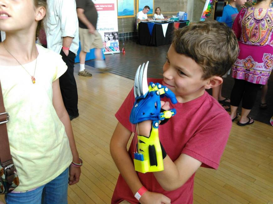3D-печатный протез руки Росомахи вызвал ажиотаж на MakerFaire в Мичигане