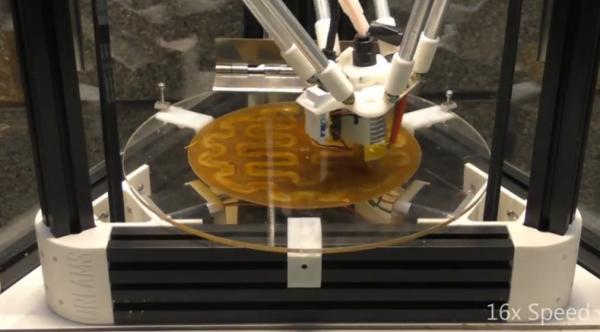 Крупным планом система печатающей головки принтера в торговом автомате DreamVendor 2