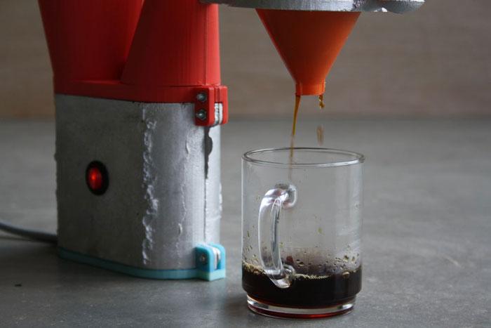 На Instructables опубликовано руководство по изготовлению кофеварки с использованием переработанных материалов и 3D-печати