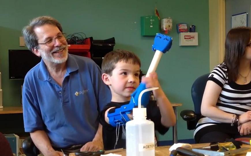 Участники e-NABLE напечатали протез руки для 6-летнего мальчика