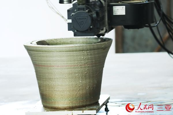 Крупнейший 3D-принтер в Китае печатает керамическую вазу