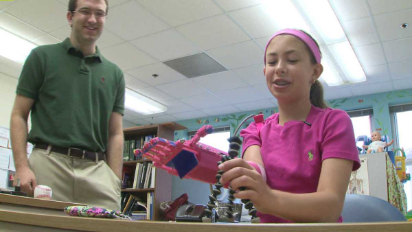 Студенты напечатали роботизированный протез руки для 13-летней девочки