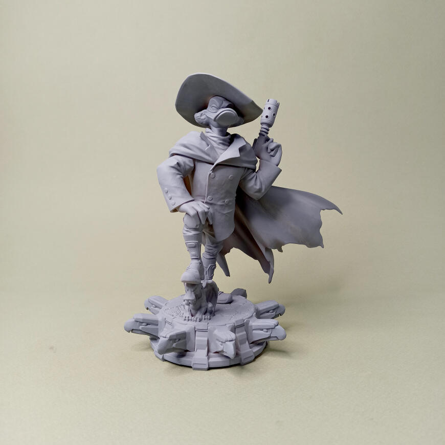 Чёрный плащ.