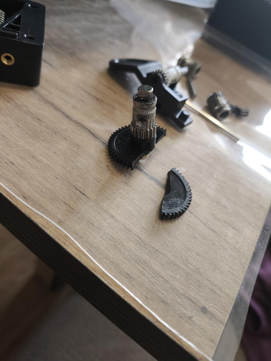 Сломанная шестерня подачи прутка.