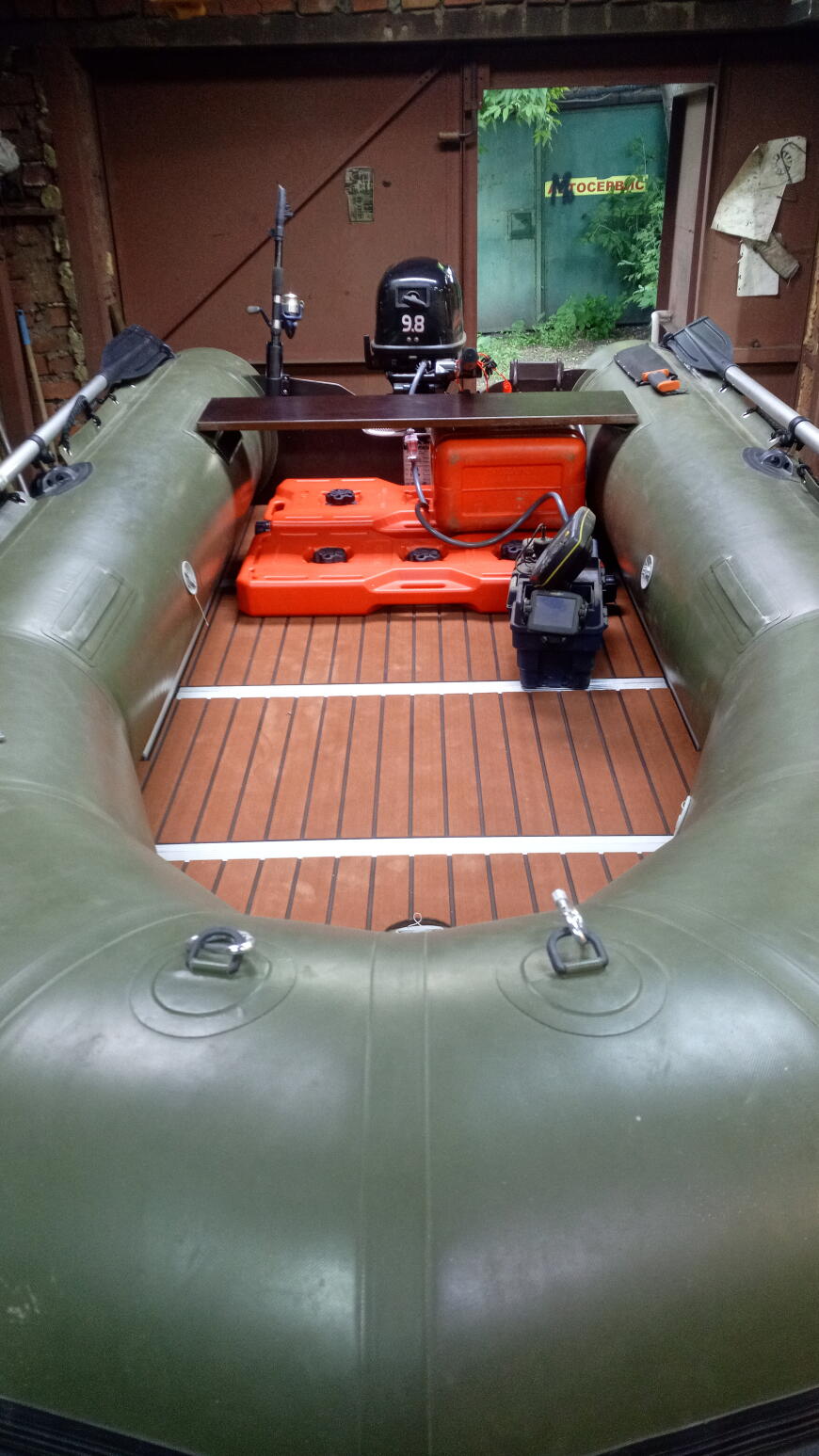 Крепление для топливного бака на моторную надувную лодку
