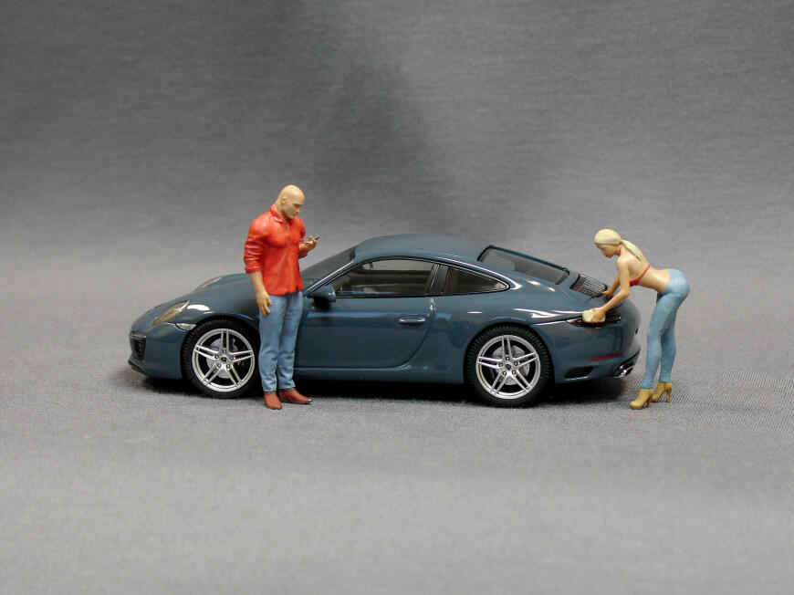 На автомойке.