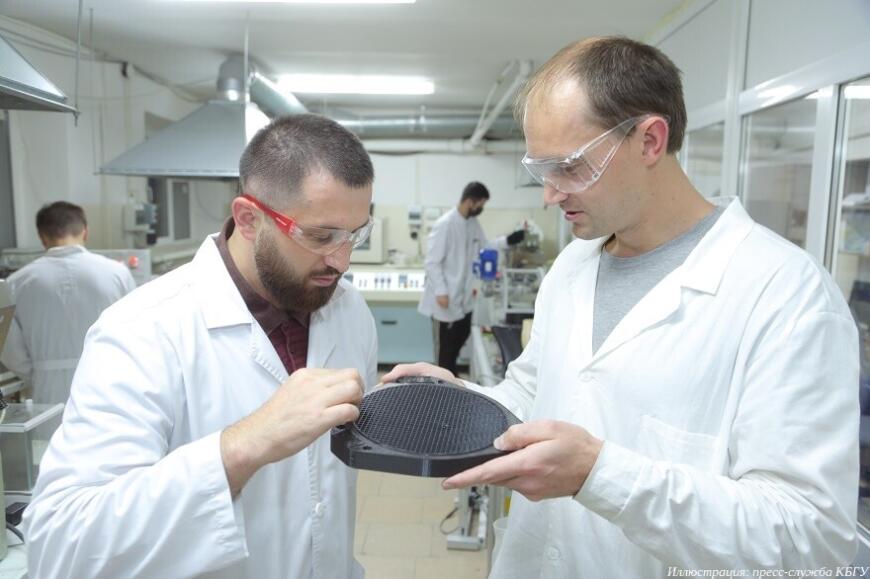 В КБГУ изготовили позвоночный имплантат из PEEK собственного производства