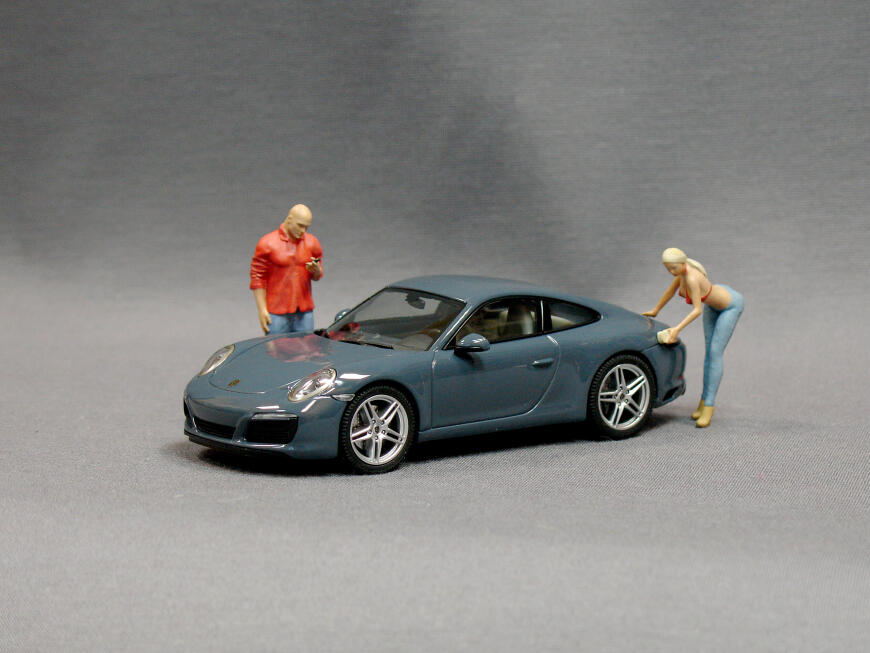 На автомойке.