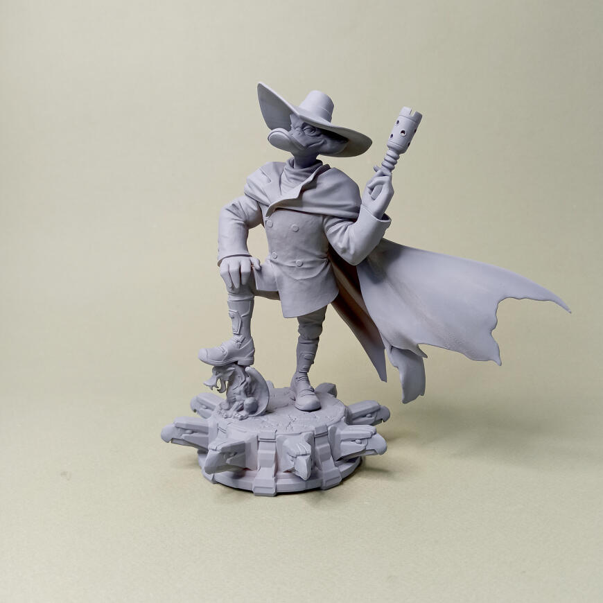 Чёрный плащ.