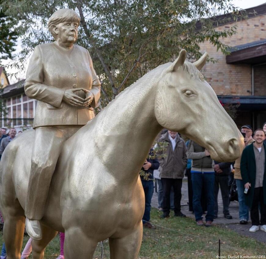 Верхом на коне и лицом на восток: в Баварии появился 3D-печатный памятник Ангеле Меркель