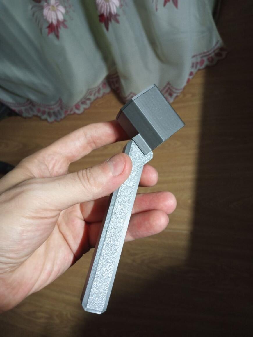 Щетка для чистки цепи велосипеда.