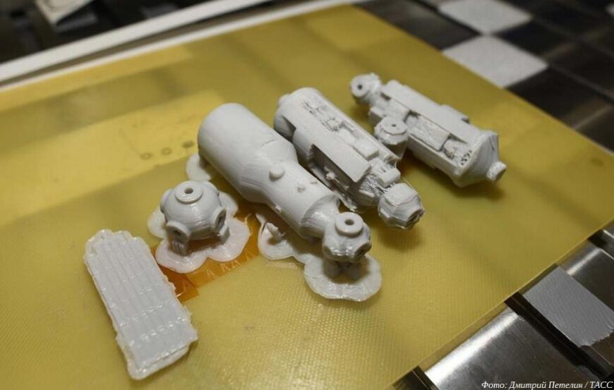 Космонавты печатают макеты модулей МКС на 3D-принтере