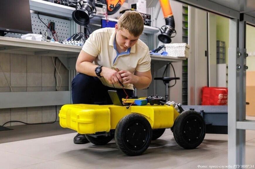 Выпускник детского технопарка «Альтаир» РТУ МИРЭА создал робота-дворника
