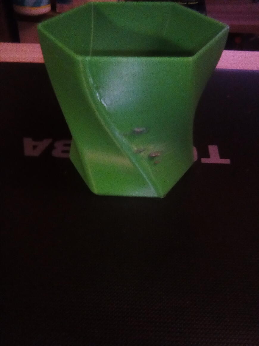 На модели посторонние тёмные включения, нити