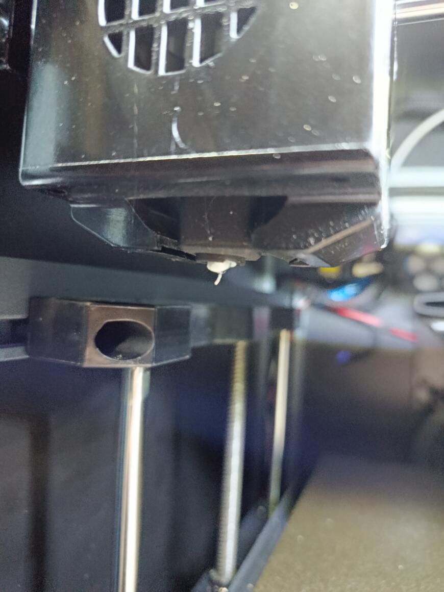 Комки и наплывы при печати первого слоя Комки и наплывы при печати первого слоя