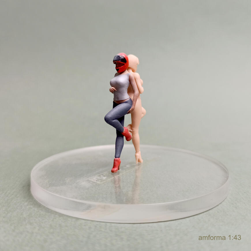 Девушка в мотошлеме. Девушка в мотошлеме.