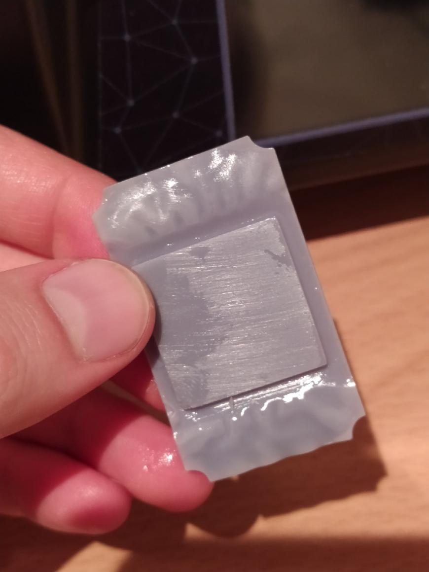 Расслоение нижней части таблички