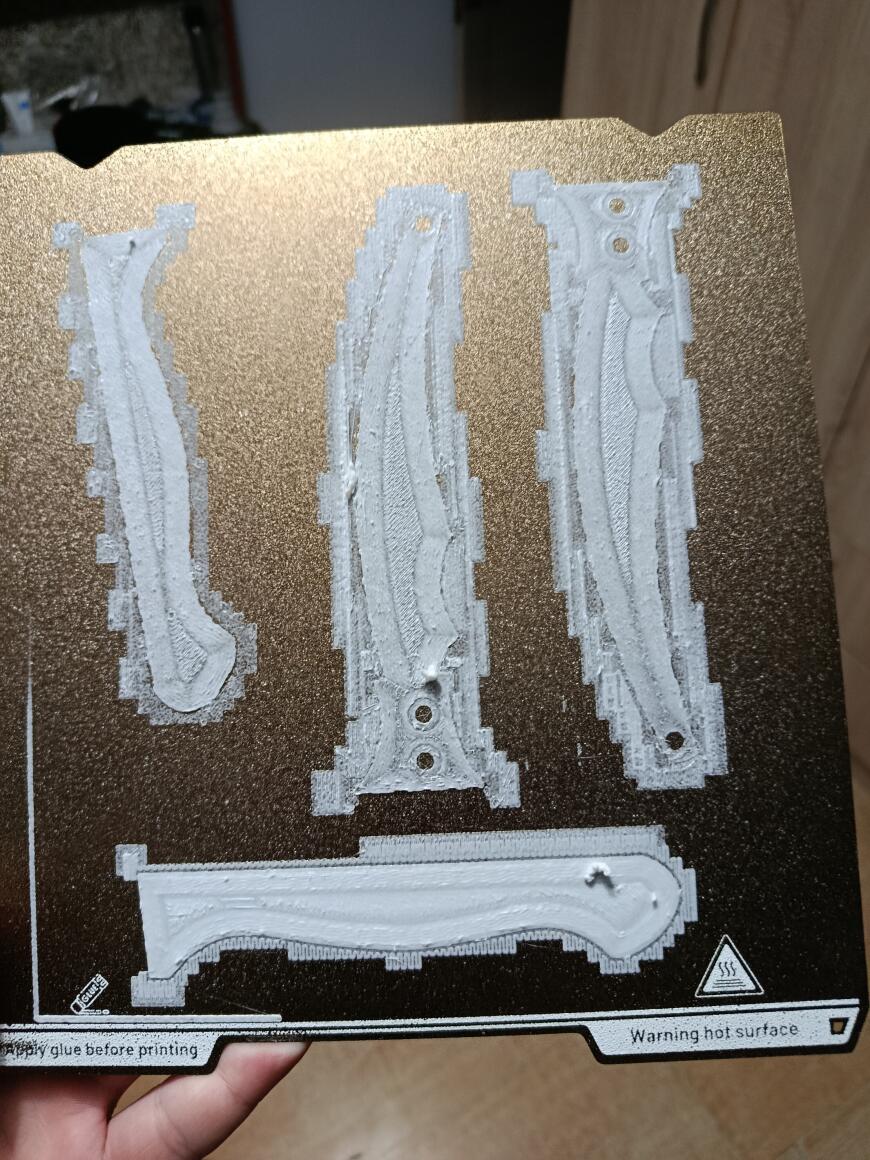 Комки и наплывы при печати первого слоя