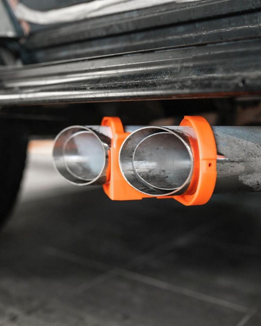 Напечатанные на 3D-принтере мастер-модели декоративных насадок выхлопной системы на Mercedes G-Class.