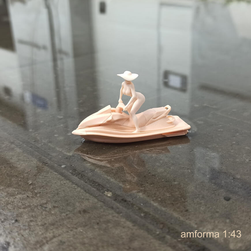 Девушка на гидроцикле. Девушка на гидроцикле.