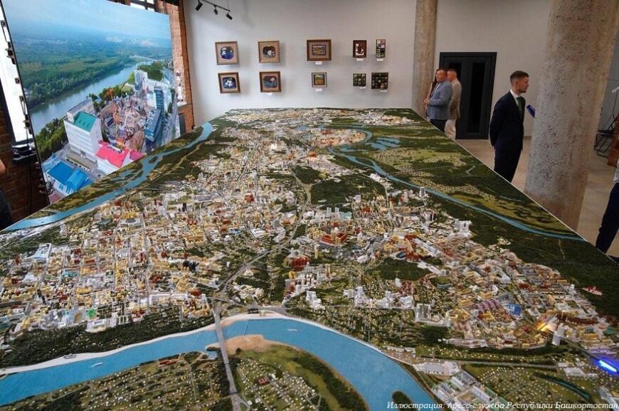 Глава Башкортостана показал масштабный 3D-печатный макет Уфы