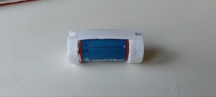 Придумал себе держатель для батарейки CR123A
