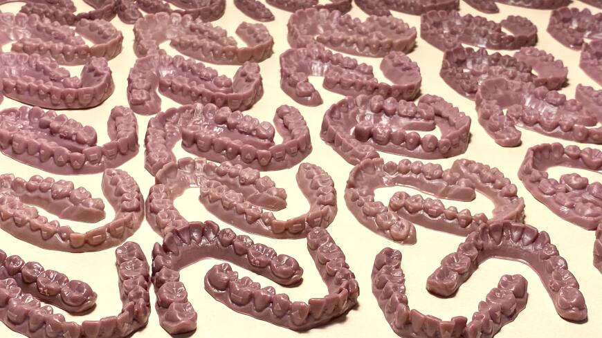 Много челюстей