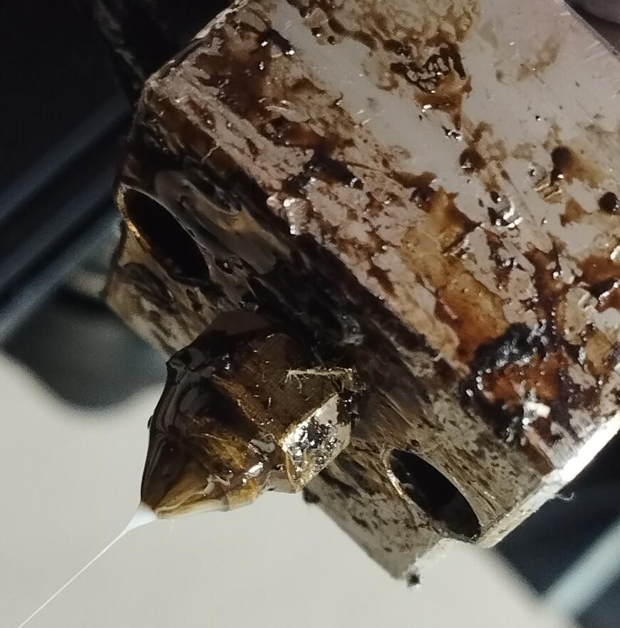 Появился расплавленный пластик под силиконовым чехлом хотэнда