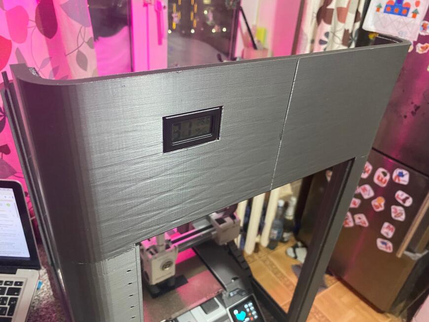 Непонятные артефакты на вертикальной стенке детали Непонятные артефакты на вертикальной стенке детали