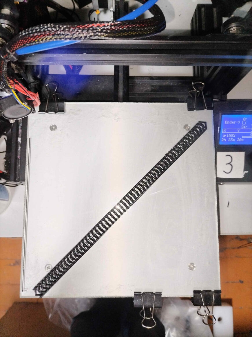 Почему печатаемая на Ender 3 деталь сдвигается к нижнему краю стола на несколько см?
