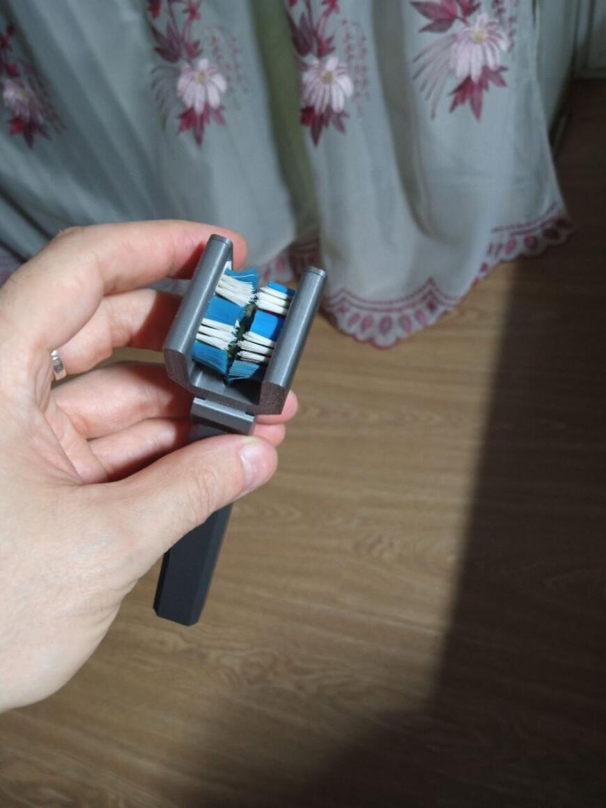 Щетка для чистки цепи велосипеда.