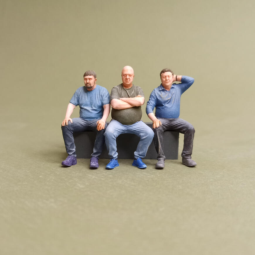 Мужики в масштабе 1:43.