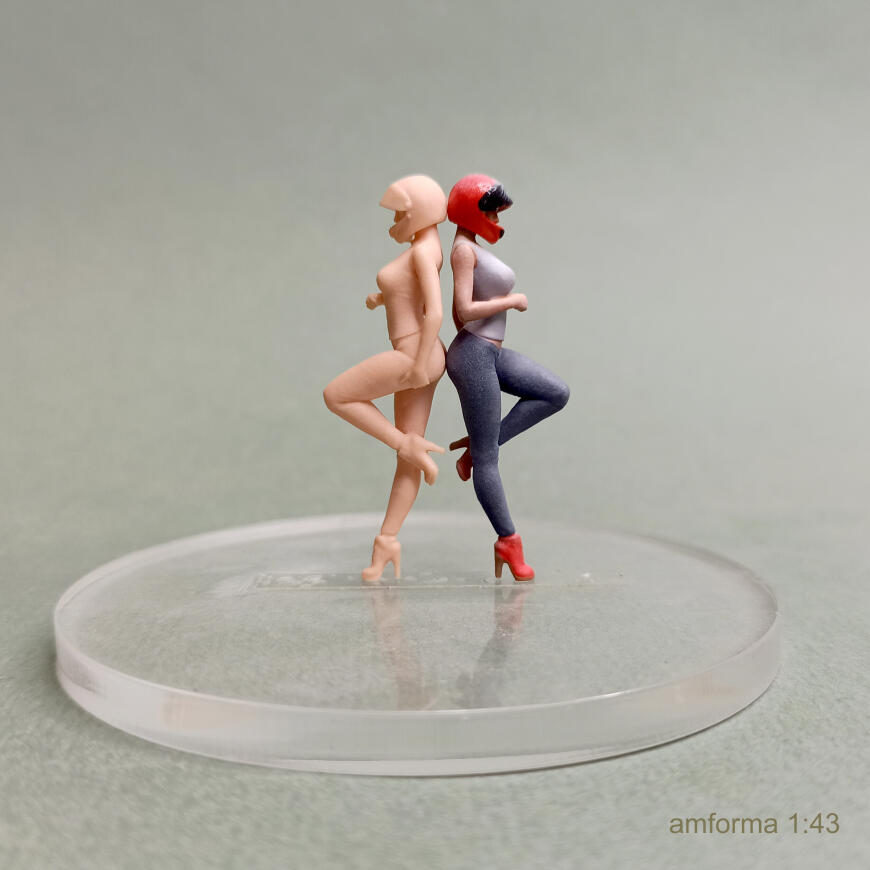 Девушка в мотошлеме. Девушка в мотошлеме.