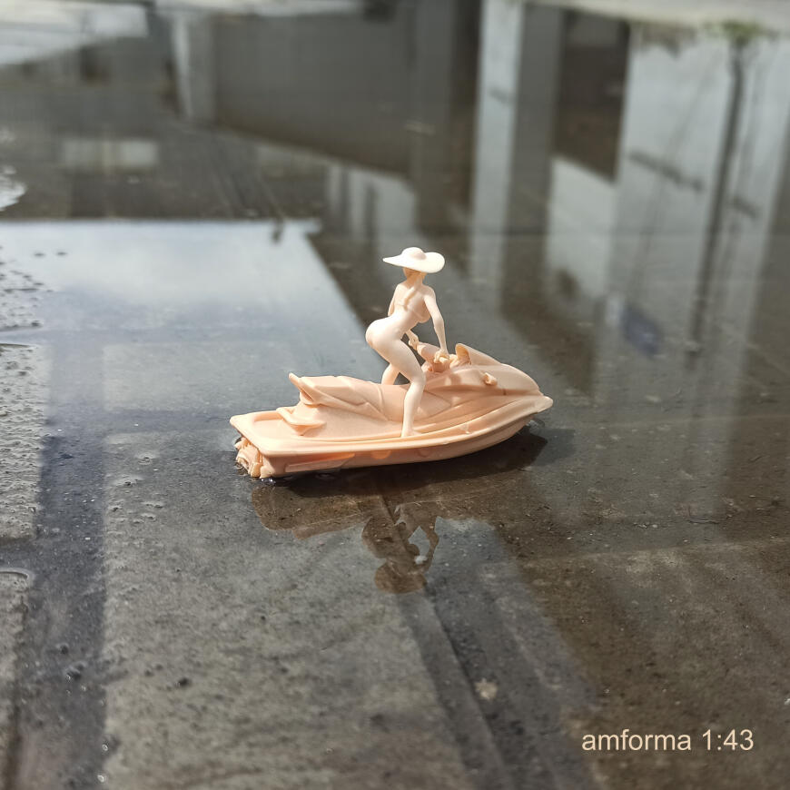 Девушка на гидроцикле. Девушка на гидроцикле.