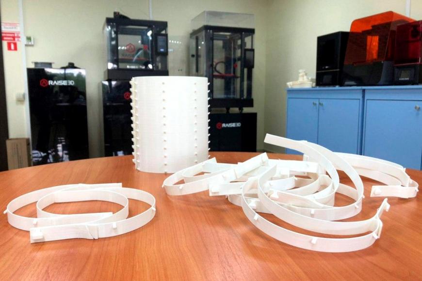 24 защитных лицевых щитка на одной платформе