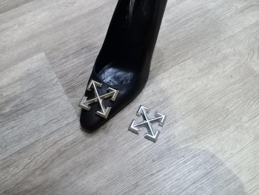 Значок фирмы Off-White для ремонта туфель